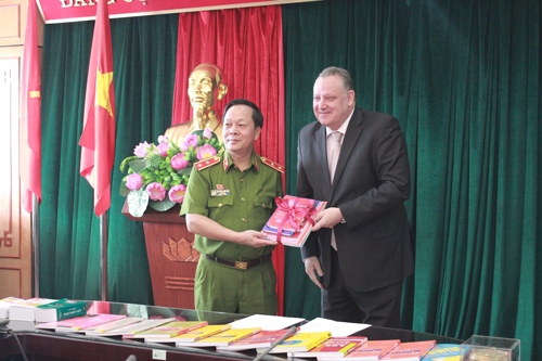 Ông Pierre Guiton tặng sách cho Thư viện Lê Quân - Học viện CSND.
